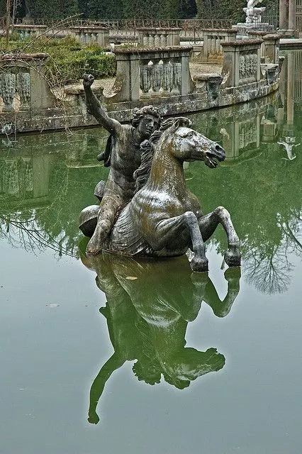 Due libri a confronto di Marisa&nbsp;Salabelle