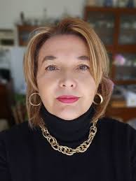 Oltre la porta socchiusa, di Lucia Guida (Arkadia 2024) Recensione di Marisa&nbsp;Salabelle