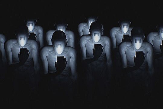 Lo sguardo che controlla: potere, conformismo e gestione del dissenso nell’era dell’iperconnessione